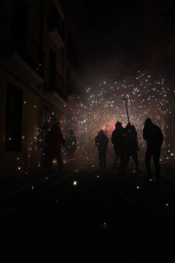 Correfoc partileri, tipik havai fişekler ve kasabalardaki ışıklar.