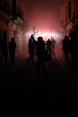 Correfoc partileri, tipik havai fişekler ve kasabalardaki ışıklar.