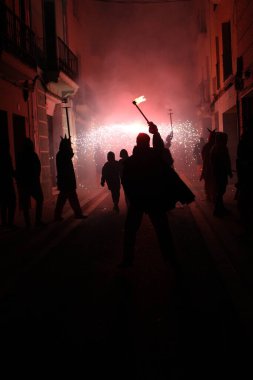 Correfoc partileri, tipik havai fişekler ve kasabalardaki ışıklar.