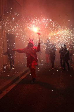 Correfoc partileri, tipik havai fişekler ve kasabalardaki ışıklar.