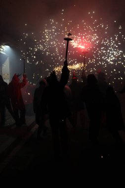 Correfoc partileri, tipik havai fişekler ve kasabalardaki ışıklar.