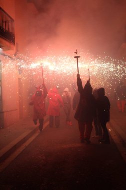 Correfoc partileri, tipik havai fişekler ve kasabalardaki ışıklar.