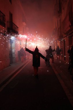 Correfoc partileri, tipik havai fişekler ve kasabalardaki ışıklar.