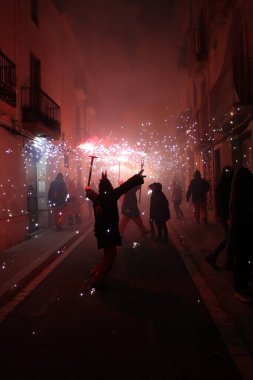 Correfoc partileri, tipik havai fişekler ve kasabalardaki ışıklar.