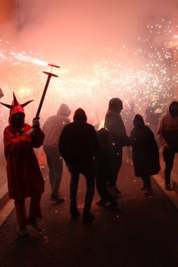 Correfoc partileri, tipik havai fişekler ve kasabalardaki ışıklar.