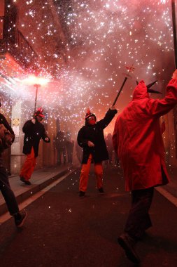 Correfoc partileri, tipik havai fişekler ve kasabalardaki ışıklar.