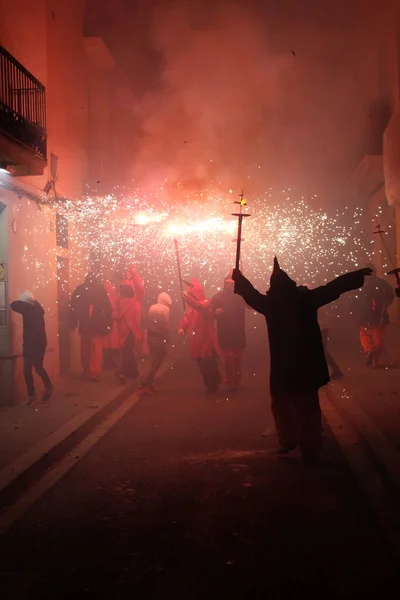 Correfoc partileri, tipik havai fişekler ve kasabalardaki ışıklar.