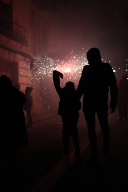 Correfoc partileri, tipik havai fişekler ve kasabalardaki ışıklar.
