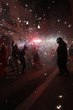 Correfoc partileri, tipik havai fişekler ve kasabalardaki ışıklar.