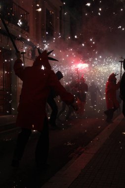 Correfoc partileri, tipik havai fişekler ve kasabalardaki ışıklar.