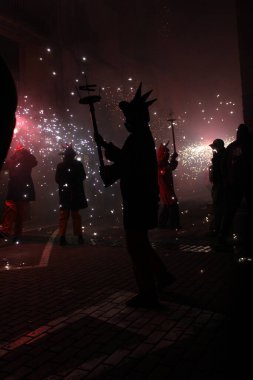 Correfoc partileri, tipik havai fişekler ve kasabalardaki ışıklar.