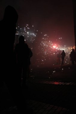 Correfoc partileri, tipik havai fişekler ve kasabalardaki ışıklar.