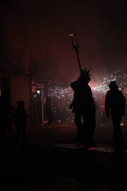 Correfoc partileri, tipik havai fişekler ve kasabalardaki ışıklar.