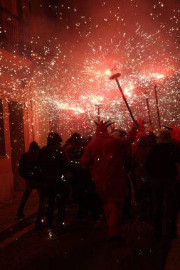 Correfoc partileri, tipik havai fişekler ve kasabalardaki ışıklar.