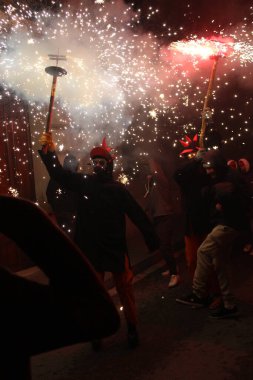 Correfoc partileri, tipik havai fişekler ve kasabalardaki ışıklar.