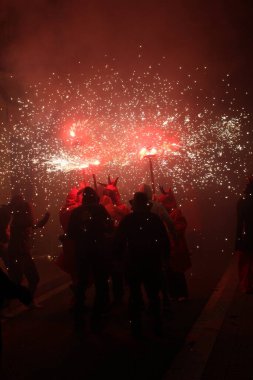 Correfoc partileri, tipik havai fişekler ve kasabalardaki ışıklar.