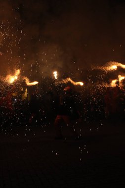 Correfoc partileri, tipik havai fişekler ve kasabalardaki ışıklar.