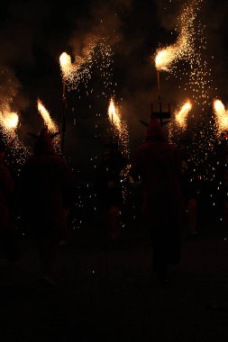 Correfoc partileri, tipik havai fişekler ve kasabalardaki ışıklar.