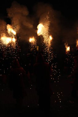 Correfoc partileri, tipik havai fişekler ve kasabalardaki ışıklar.