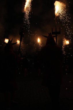 Correfoc partileri, tipik havai fişekler ve kasabalardaki ışıklar.