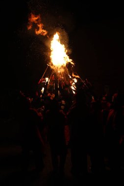 Correfoc partileri, tipik havai fişekler ve kasabalardaki ışıklar.