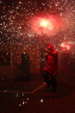Correfoc partileri, tipik havai fişekler ve kasabalardaki ışıklar.