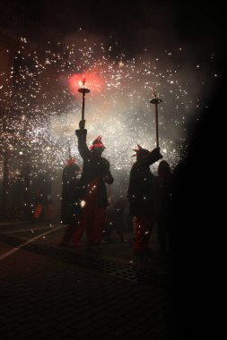Correfoc partileri, tipik havai fişekler ve kasabalardaki ışıklar.