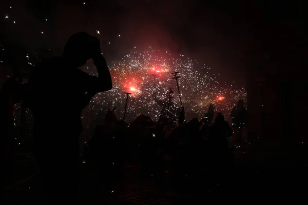 Correfoc partileri, tipik havai fişekler ve kasabalardaki ışıklar.