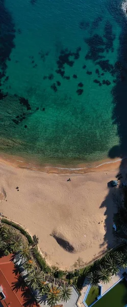 İspanya 'nın Costa brava' sında Akdeniz 'in mavi su kumsalı koyunda.