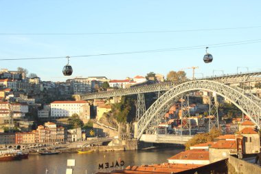 Porto Köprüsü, bir teleferik geçtiğinde