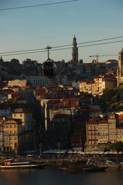 Porto, şu anda bir teleferik geçiyor.