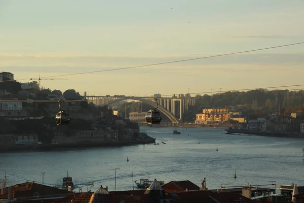 Porto Nel Momento Cui Una Funivia Attraversa — Foto Stock