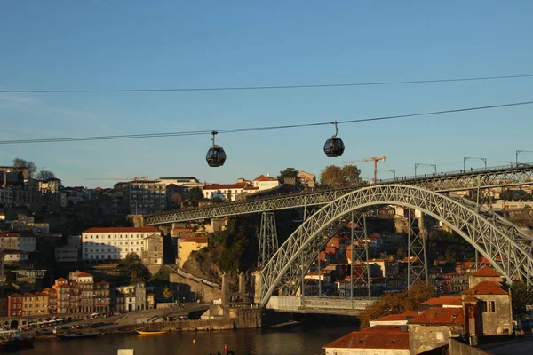 Ponte Porto Nel Momento Cui Una Funivia Attraversa — Foto Stock