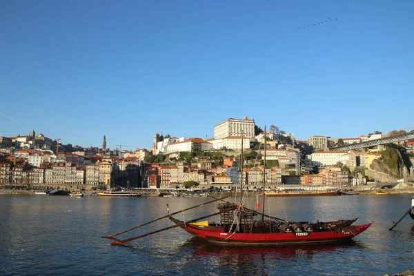 Porto şehri manzaralı Douro Nehri 'ndeki tekne.