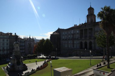 Porto 'nun tam ortasında bir anıt var.