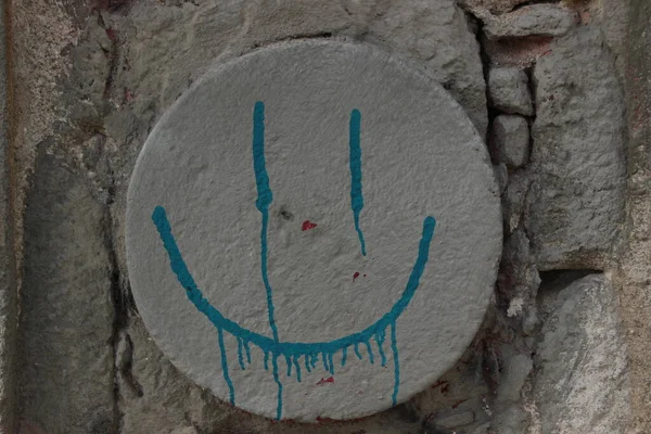 Cara Sonriente Pintada Con Graffiti — Foto de Stock