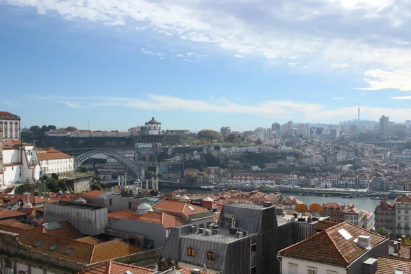 Binaların ve Porto şehrinin panoramik manzarası