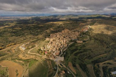 Navarra 'da küçük bir kasaba, Ujue havadan görünüyor.