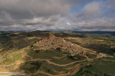Navarra 'da küçük bir kasaba, Ujue havadan görünüyor.