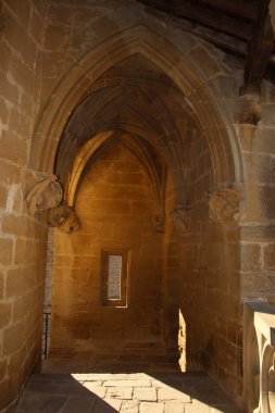 Navarra kasabasında kavisli bir yapı.