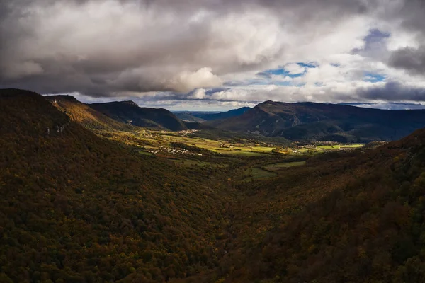 Sonbaharın ortasında Pilatos 'un balkonunun panoramik görüntüsü
