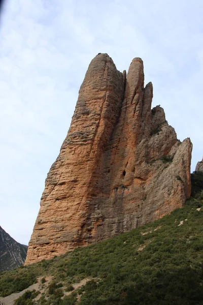 ライトブルーの背景の下でスペインのマリョス リグロスの有名な岩の形成のパノラマビュー — ストック写真
