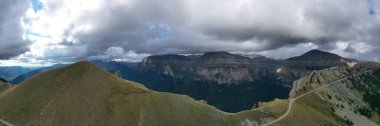 Monte Perdido Ulusal Parkı 'nın panoramik manzarası