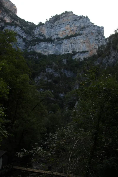 Huesca dağlarının manzarası bulutlu bir günde