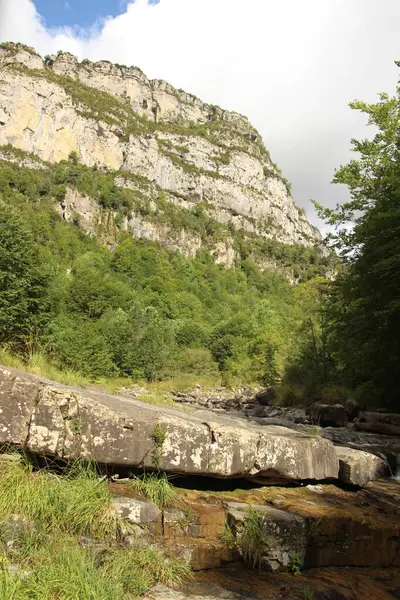 Blick Auf Die Berge Von Huesca Einem Bewölkten Tag — Stockfoto