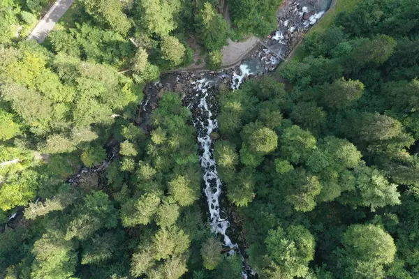 Vall d 'aran' da Uelhs deth Joeu adında güzel bir şelale.