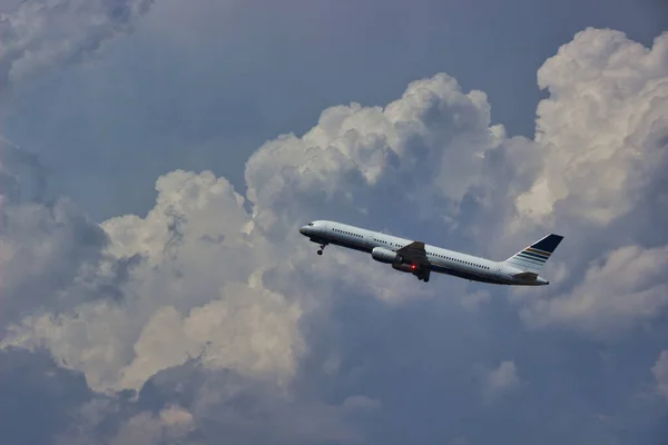 Flugzeug Verlässt Das Terminal Zwischen Wolken Flughafen Als Zielort Ankommt — Stockfoto