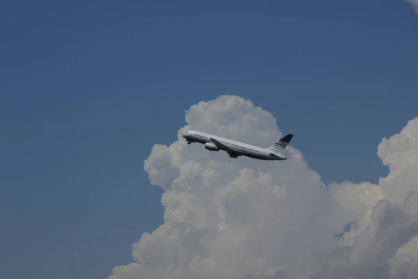 Flugzeug Verlässt Das Terminal Zwischen Wolken Flughafen Als Zielort Ankommt — Stockfoto