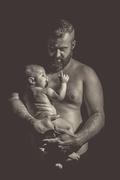 Yeni doğmuş bir bebeğin kafası babasının avucunun içinde. Yeni doğanın küçük kafası