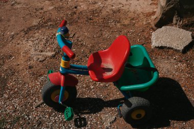 Çocuk oyuncağı Ukrayna 'daki savaşta terk edilmiş.